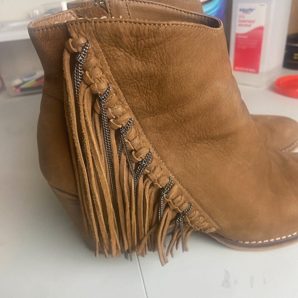 Dolce Vita Size 9.5 Juneau Ankle Boots Fringe Chain Neutral Brown Shoes Suede - Picture 8 of 8